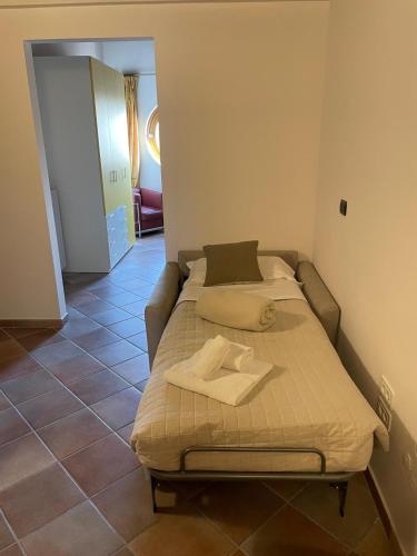 a bedroom with two beds in a room at Cascina Boschetti in Barolo