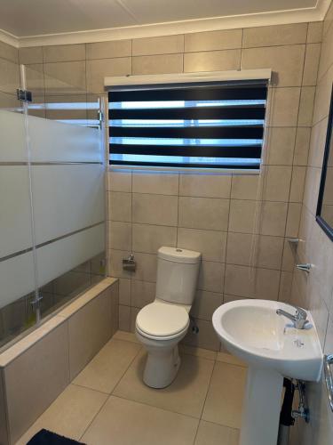 bagno con servizi igienici e lavandino di The Curve Apartments Unit 15 a Johannesburg
