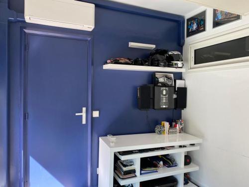 une pièce avec un mur bleu et une porte bleue dans l'établissement Appartement spacieux et cosy Champs Elysées Arc de triomphe, à Paris