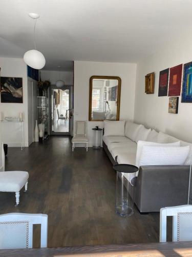 un salon avec un canapé et une table dans l'établissement Appartement spacieux et cosy Champs Elysées Arc de triomphe, à Paris