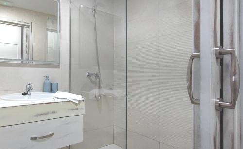 y baño con ducha acristalada y lavamanos. en Alojamientos Rurales Las Candelas en Santa Marta de Magasca