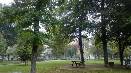 uma mesa de piquenique num parque com árvores em Solari7 em Milão