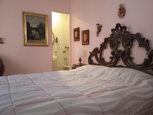 um quarto com uma cama grande e uma estrutura em madeira em La casa dei sapori a Mirandola em Mirandola