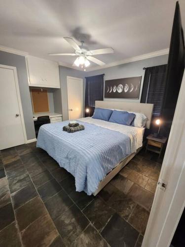 Blue Shark G9 - Midtown 1BR King Suite في هيوستن: غرفة نوم بسرير ومروحة سقف