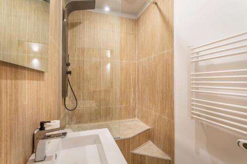La salle de bains est pourvue d'une douche et d'un lavabo blanc. dans l'établissement Charmant T2 centre, à Aix-en-Provence
