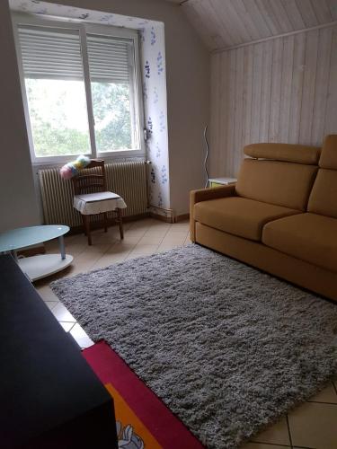 sala de estar con sofá y alfombra en pinson, 