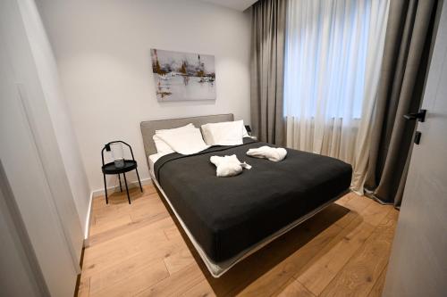 um quarto com uma cama com duas toalhas em Politika Square Bliss em Belgrado