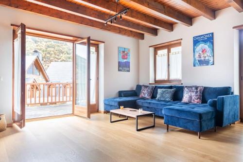 a living room with a blue couch and a table at Refugio en las Cumbres in Las Bordas