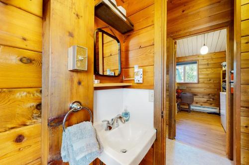 uma casa de banho com um lavatório e um espelho em Riverbend Hideaway em Baring