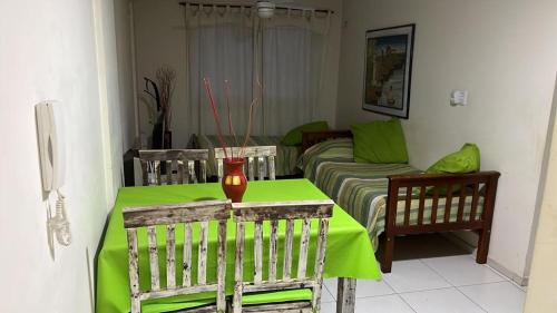 a living room with a table with a green table cloth at Temporario V sol in Córdoba