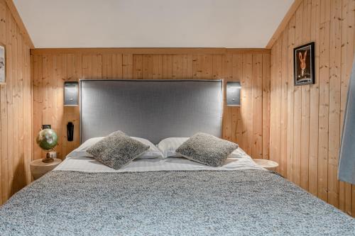 Ένα ή περισσότερα κρεβάτια σε δωμάτιο στο Le Chalet d'Antoine - Centre de Megève