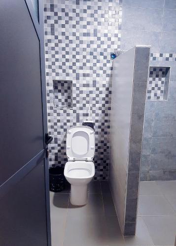 シディ・イフニーにあるAmouage résidence 3の個室に白いトイレがあるバスルーム
