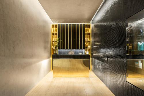 a bathroom with a black wall and a mirror at MS Collection Aveiro - Palacete Valdemouro in Aveiro