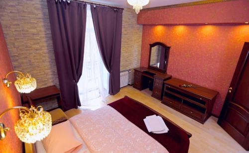 een slaapkamer met een bed, een dressoir en een spiegel bij VIP apart 352 in Tbilisi City