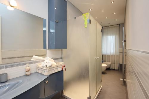 La salle de bains est pourvue d'un lavabo et de toilettes. dans l'établissement Casa sotto le stelle, à Turin