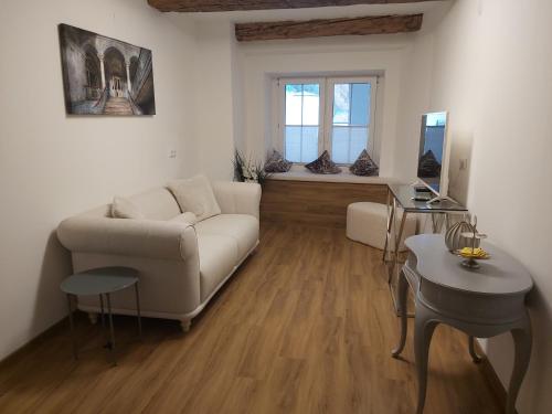 ein Wohnzimmer mit einem Sofa und einem Tisch in der Unterkunft Gasthof Ginzinger in Mauerkirchen