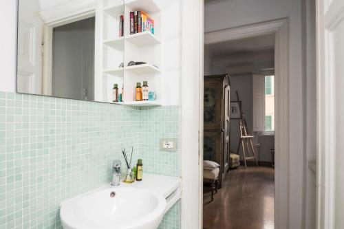 La salle de bains est pourvue d'un lavabo et d'un miroir. dans l'établissement TRASTEVERE APARTMENT - ZEN REAL ESTATE SRL, à Rome