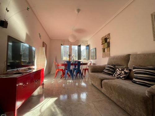 Piso BOLBORETEIRO في أياريز: غرفة معيشة مع أريكة وطاولة مع كراسي