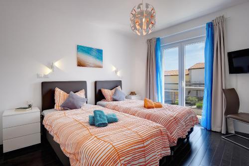 deux lits côte à côte dans une chambre dans l'établissement Villa Sky Dream, à Novigrad