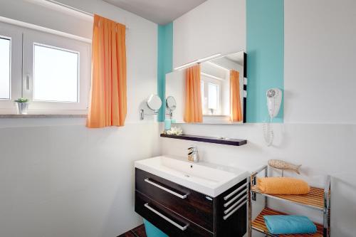 une salle de bain avec un lavabo et un miroir dans l'établissement Villa Sky Dream, à Novigrad
