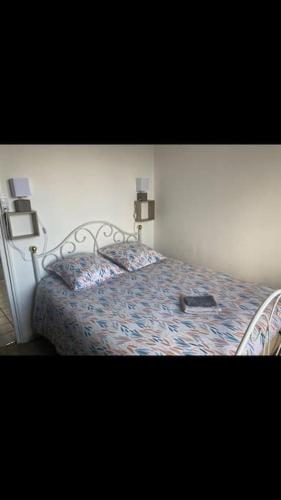 une chambre avec un lit avec une couette bleue dans l'établissement Studio « Bâbord » Le Tréport - vue mer & falaises, au Tréport