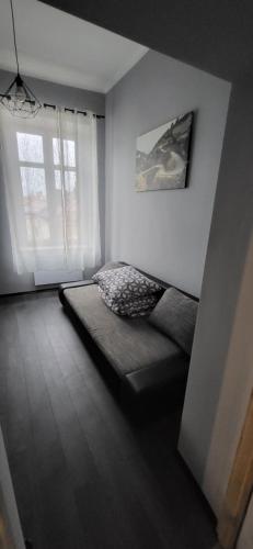 una camera con un letto e una finestra di Apartament pod Wieżą a Piotrków Trybunalski