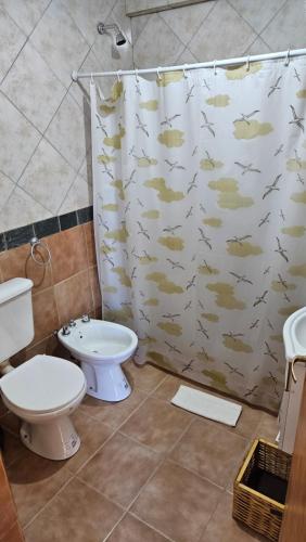 baño con aseo y cortina de ducha con pescado en KILCA en Caviahue