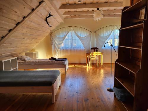 um quarto com 2 camas e uma mesa com um candeeiro em Siedlisko Chatka Zagajdzie 