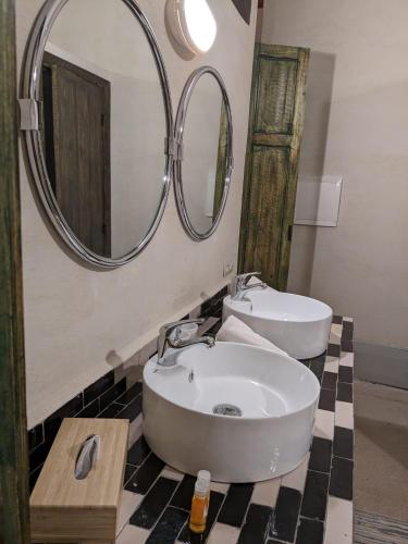 a bathroom with two sinks and a mirror at Dar d'Art in Marrakech