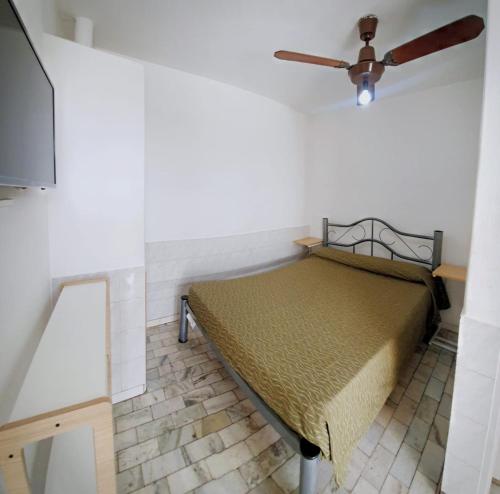 1 dormitorio con 1 cama y ventilador de techo en HOTEL RESIDENCIAL CAMACHO en Córdoba