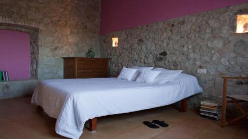 Un pat sau paturi într-o cameră la Can Bordes casa rustica y confortable en el emporda