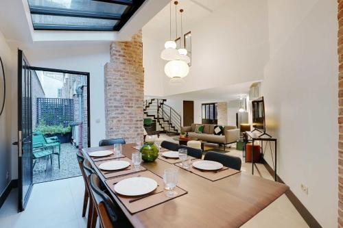 comedor con mesa y sala de estar en Luxury apartment 3 BEDR - Sacré Coeur Montmartre en París
