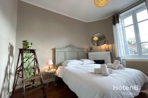 ein Schlafzimmer mit einem großen weißen Bett mit weißen Kissen in der Unterkunft The House of Monthléry Comfort in Limoges in Limoges