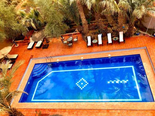 an overhead view of a swimming pool in a building at Riad le petit jardin in Zagora