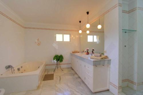 a bathroom with a tub and a sink and a bath tub at 1175 villa el paraiso in Estepona