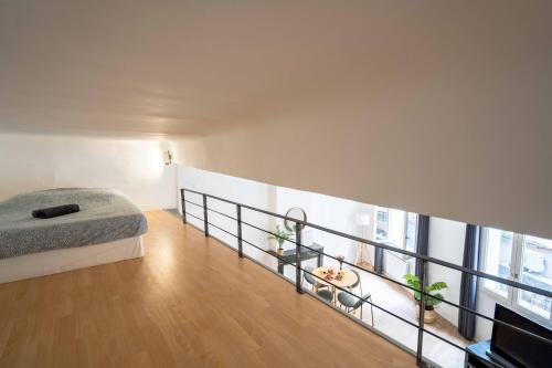 une chambre avec un lit et un balcon dans l'établissement Studio Mezzanine Aumône Vieille, à Aix-en-Provence