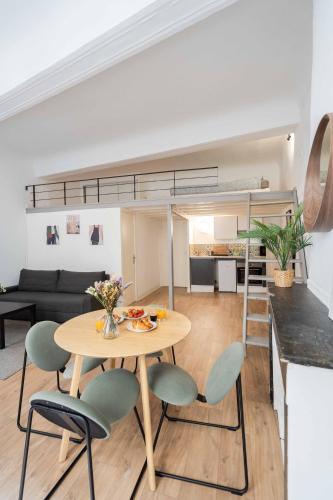 - un salon avec une table, des chaises et un lit en mezzanine dans l'établissement Studio Mezzanine Aumône Vieille, à Aix-en-Provence
