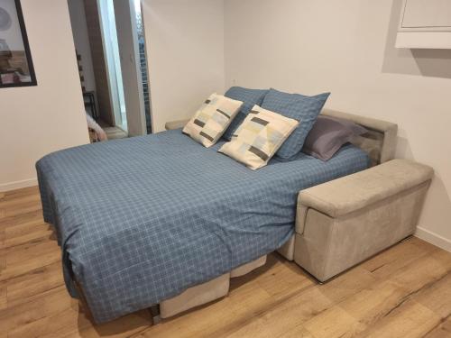 - un lit avec des oreillers et une chaise dans une chambre dans l'établissement Le panier Vieux-Port Marseille, à Marseille