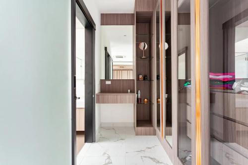 korytarz ze szklanymi drzwiami prowadzącymi do pokoju w obiekcie Astro Deluxe 4 Bedrooms Villa w mieście Nong Prue