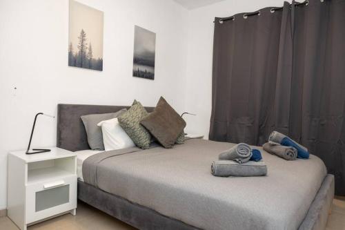 um quarto com uma cama com toalhas em Beautiful Ben Yehuda Apartment em Jerusalém