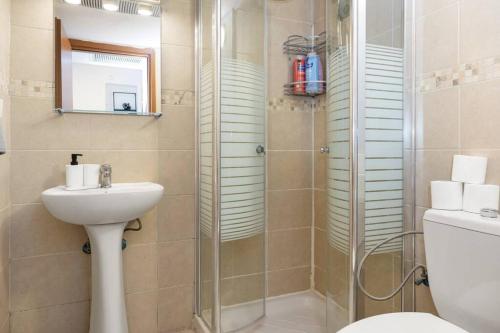 een badkamer met een douche, een toilet en een wastafel bij Beautiful Ben Yehuda Apartment in Jeruzalem
