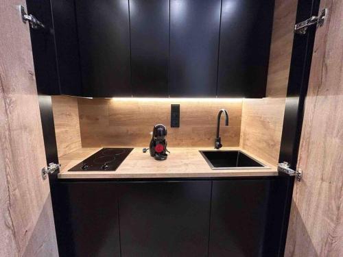 a kitchen counter with a sink and a stove at Luminoso y acogedor apartamento in Sierra Nevada