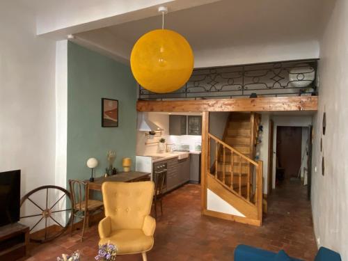 Studio Mezzanine Mairie في آكس أون بروفانس: غرفة معيشة مع طاولة وانترنت اصفر