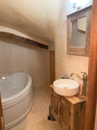 une salle de bain avec un lavabo, des toilettes et une baignoire dans l'établissement Studio Mezzanine Mairie, à Aix-en-Provence