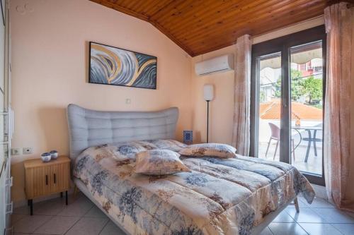sypialnia z łóżkiem oraz balkon ze stołem w obiekcie Cozy loft apartment w mieście Samos