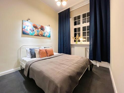 En eller flere senge i et værelse på AS Home RYNEK 3-Rooms Apartment R243