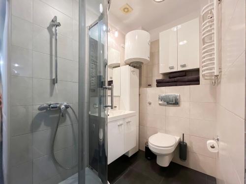 Et badeværelse på AS Home RYNEK 3-Rooms Apartment R243
