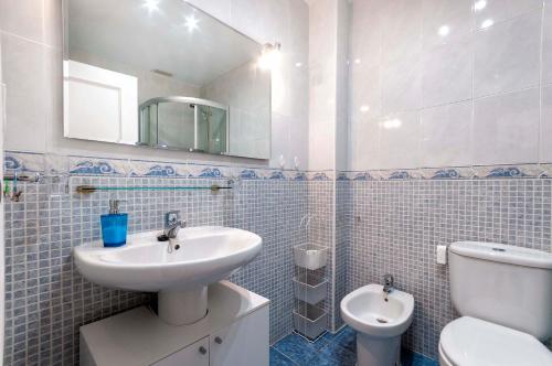 ビリャホヨサにあるPRIMERA LINEA, GRAN TERRAZA, MARAVILLOSAS VISTAS, ALTO standingのバスルーム(洗面台、トイレ、鏡付)