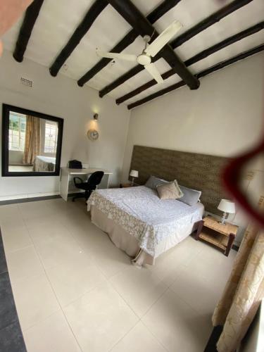 Ένα ή περισσότερα κρεβάτια σε δωμάτιο στο Terrace House Rivonia