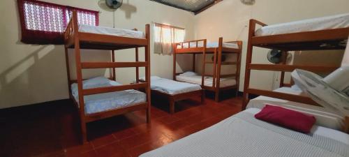 Zimmer mit 4 Etagenbetten in einem Zimmer in der Unterkunft Hospedaje y Restaurante la cocina de Mami in Moyogalpa